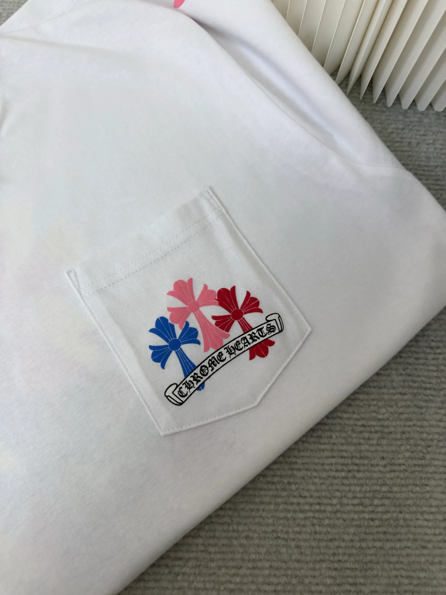 P300 Chrome Heart Miami limited color cross long sleeves. The fabric is made of 26-woven 220g cotton. The printing uses high-temperature ink printing technology, and the color of the printing area is extremely complex. Size S M L